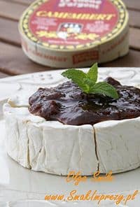 Camembert z chutneyem z cebuli lub rabarbaru