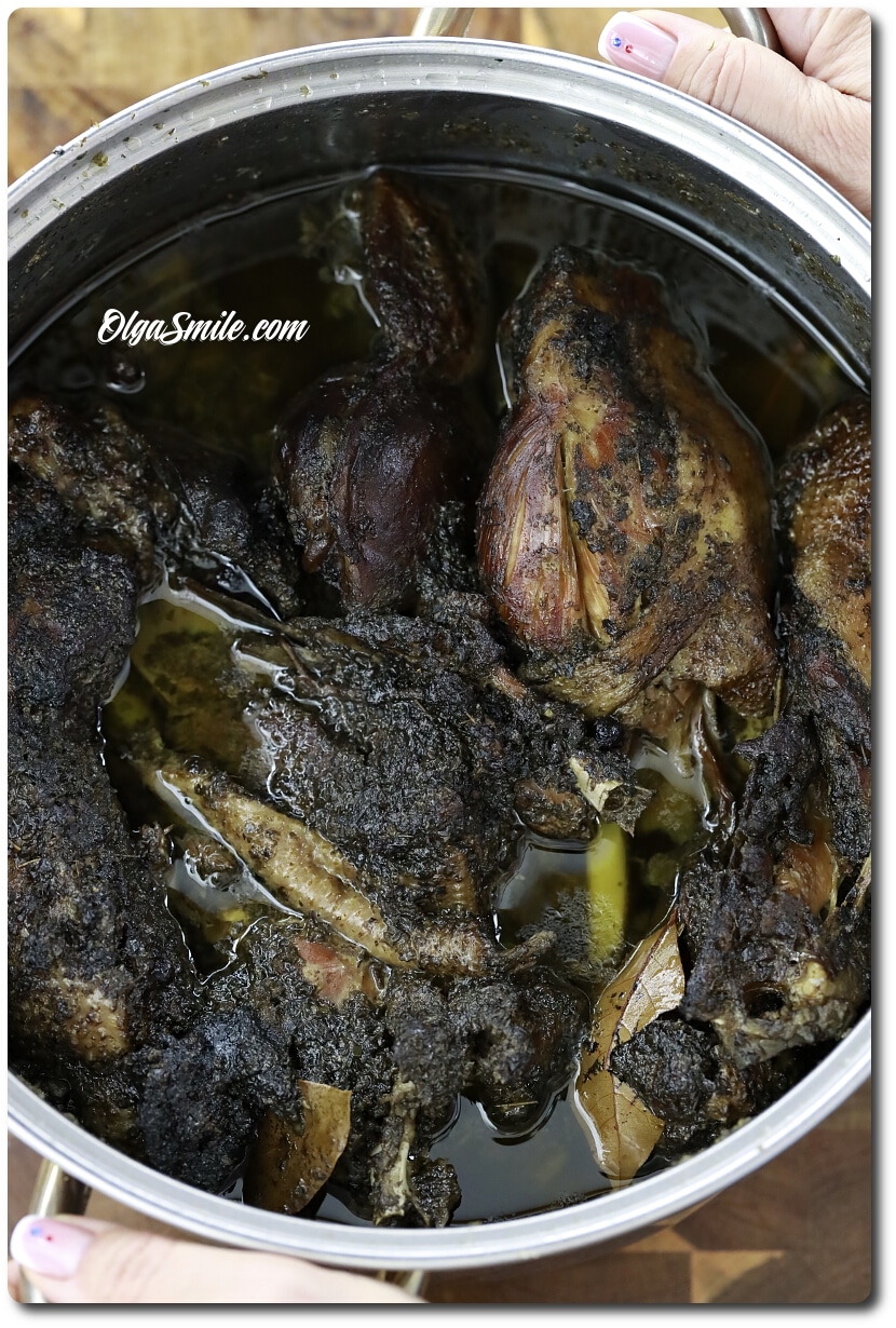 GĘŚ DUSZONA Z MAJERANKIEM