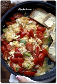 JAJECZNICA Z POMIDORKAMI