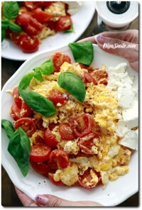 JAJECZNICA Z POMIDORAMI KOKTAJLOWYMI