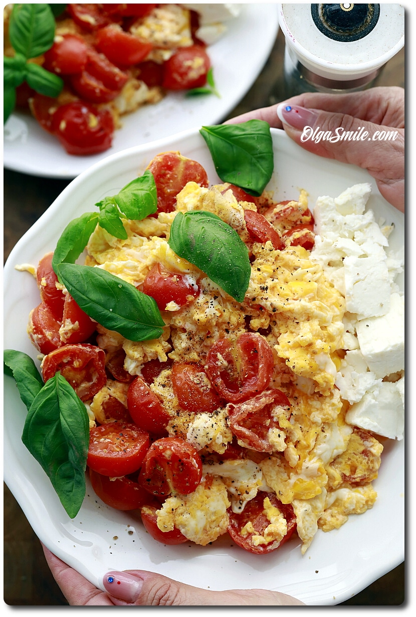 JAJECZNICA Z POMIDORAMI KOKTAJLOWYMI