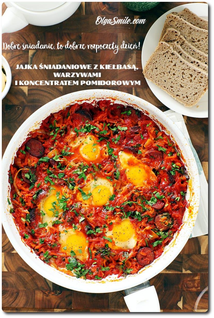 Jajka śniadaniowe z kiełbasą, warzywami i koncentratem pomidorowym
