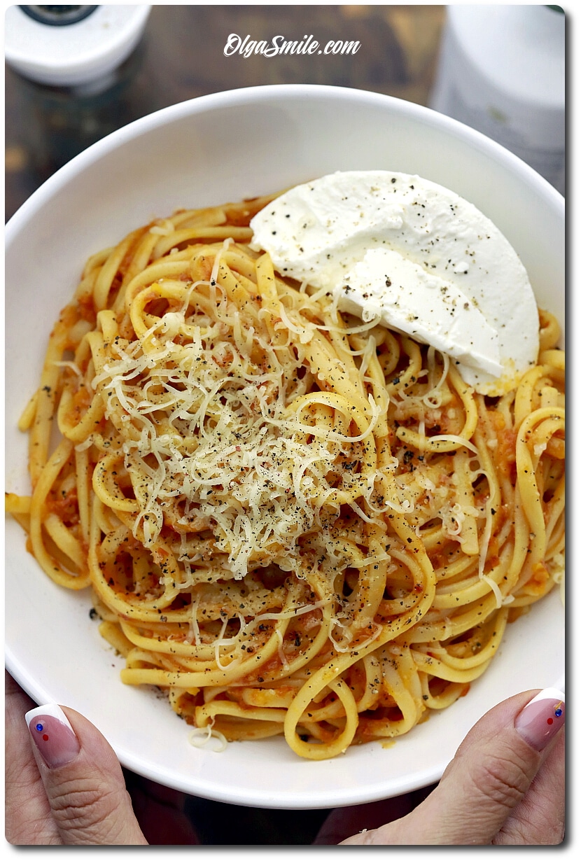 MAKARON Z FETĄ I POMIDORAMI