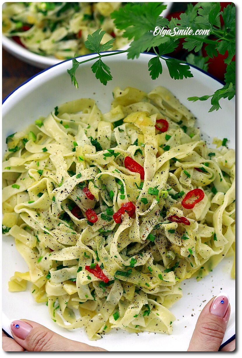 MAKARON Z OLEJEM I CZOSNKIEM