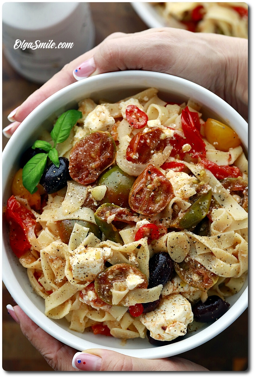 MAKARON Z POMIDORKAMI I FETĄ