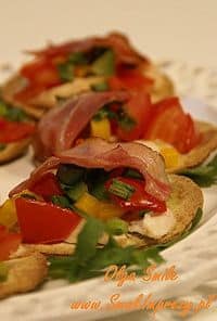 Mini pizza na kawałkach tortilli