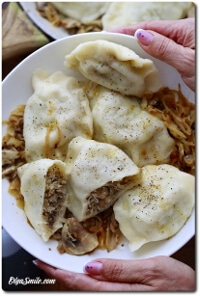 PIEROGI Z KAPUSTĄ I PIECZARKAMI