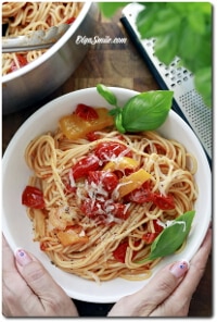 SPAGHETTI Z POMIDORAMI I PAPRYKĄ