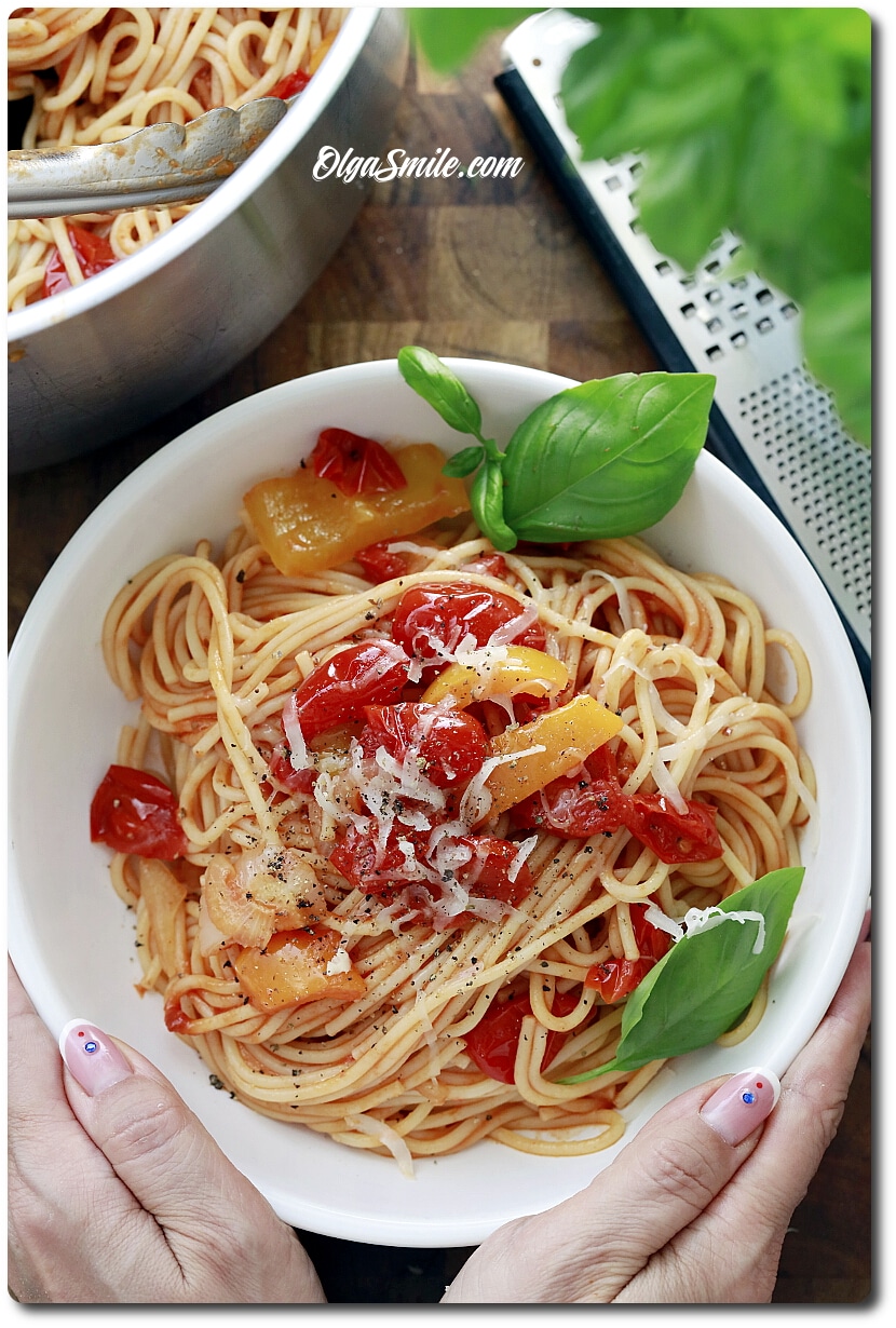 SPAGHETTI Z POMIDORAMI I PAPRYKĄ